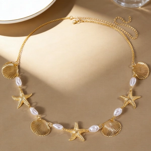 Hochwertiges Detail einer goldenen Taillenkette im Urlaubsstil mit Muschel und Seestern
