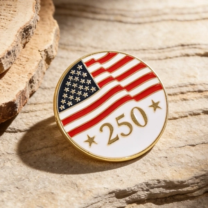 Vista detallada del pin esmaltado conmemorativo del 250 aniversario USA 2026 en piedra