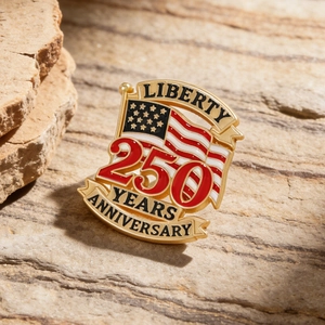 Detalle de la insignia del 250 aniversario de EE. UU. con bandera y acabado dorado.