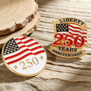Detalle de insignias conmemorativas del 250 aniversario sobre madera.