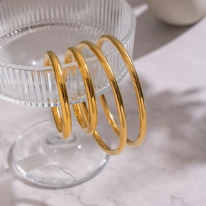 Ensemble de quatre joncs minimalistes en acier inoxydable plaqué or 18 carats