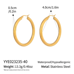 Vue détaillée des créoles en acier inoxydable plaqué or 18K avec dimensions exactes