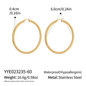 Détail de créoles dorées en acier inoxydable de 60mm avec mesure de largeur de 4mm