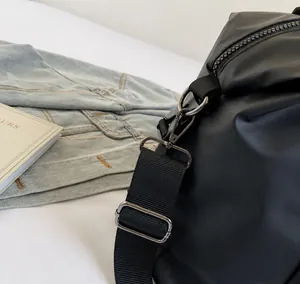 Detail van de zwarte metalen haak en nylon schouderriem van de Oxford reistas van stof