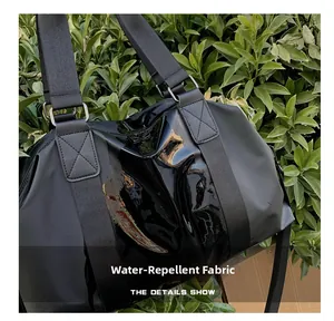 Detail der wasserabweisenden Oberfläche der schwarzen Oxford-Reisetasche mit Griff