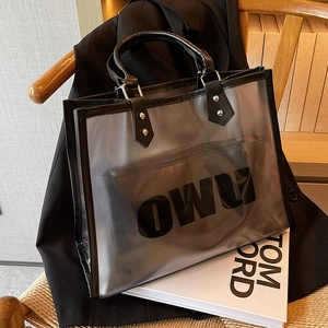 Bolso tote minimalista de PVC gris semitransparente con neceser negro y logotipo de OWU