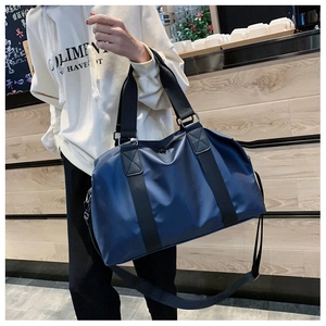 Details einer marineblauen Reisetasche aus Oxford-Stoff mit verstellbarem Gurt und Griffen