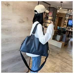 Nahaufnahme der schwarzen Oxford-Reisetasche mit Nylonband und Metallschnallen