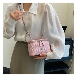 Detailaufnahme der rosa gesteppten Mini-Tasche mit Silberkette und Metallkugel-Akzent