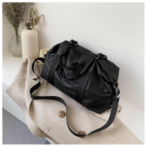 Detail einer schwarzen Oxford-Reisetasche mit Tragegurt und hochwertigem Stoffmaterial