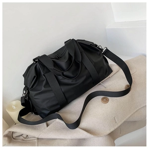 Detail der schwarzen Oxford-Reisetasche mit Griffen und verstellbarem Gurt