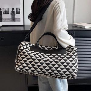 Grand sac de voyage avec motifs géométriques noir et blanc et poignées en cuir
