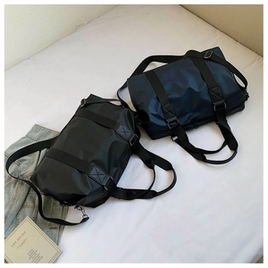 Detailansicht der wasserdichten Reisetaschen aus Oxford in Schwarz und Marineblau