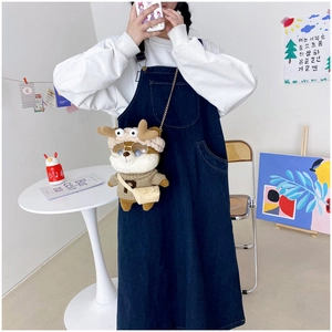 Simpatico zaino a tracolla in peluche a scoiattolo con catena dorata su outfit