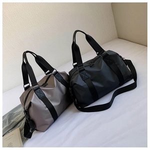 Detailansicht der wasserdichten Oxford-Reisetaschen in Schwarz und Grau mit viel Platz