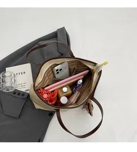 Intérieur spacieux du sac cabas beige avec compartiments pour tablette et objets divers