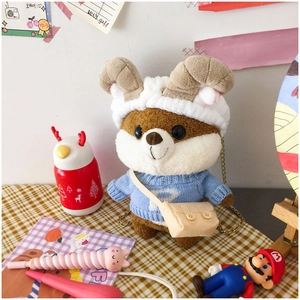 Dettaglio di un simpatico scoiattolo di peluche con maglione blu e tracolla a catena