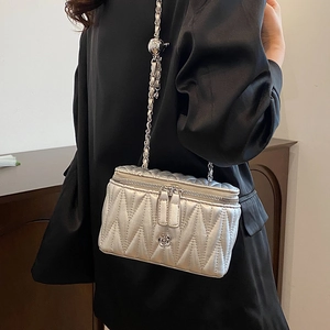 Silberne Stepptasche mit Kamelien-Hardware und verstellbarem Kettenriemen für Damen