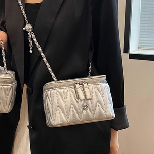 Silberne gesteppte Kettentasche mit Kamelien-Ornament und verstellbarem Metallballriemen