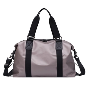 Wasserdichte Nylon Reisetasche mit großer Kapazität und abnehmbarem Gurt auf weißem Grund