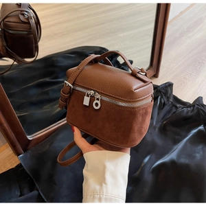 Dettaglio mini borsa marrone in pelle e camoscio con doppia cerniera in argento