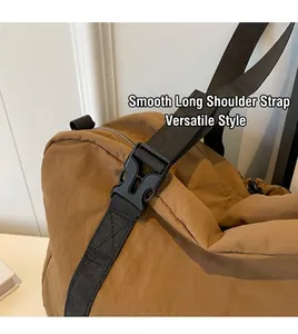 Detail des verstellbaren Schultergurts mit robuster Schnalle an einer braunen Reisetasche