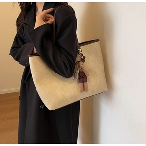 Détail du grand sac cabas beige avec bandoulière marron et charm lapin en peluche