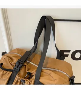 Detailansicht der strapazierfähigen Nylongriffe und verstärkten Nähte der Reisetasche