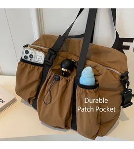 Detailansicht der braunen Reisetasche mit Kordelzugtaschen und großem Stauraumangebot
