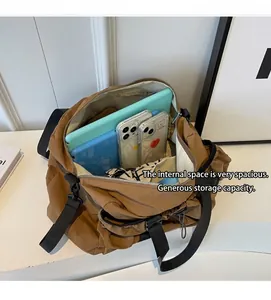 Draufsicht auf den geräumigen Innenraum der braunen Reisetasche mit großem Fassungsvermögen