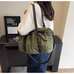 Details der armee-grünen Nylon-Schultertasche mit verstellbarem Gurt und Kordelzug