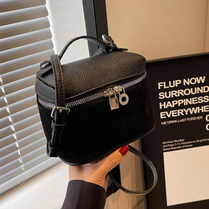 Mini borsa a secchiello nera in misto pelle e scamosciato con finiture argentate