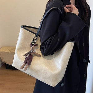 Grand sac cabas beige avec texture marbrée et pendentif lapin pour le trajet quotidien