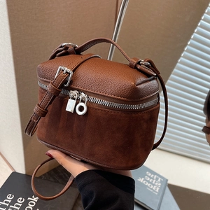 Borsa a secchiello marrone scuro in pelle e scamosciato con manico e cerniera argento