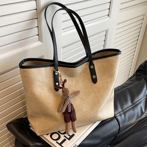 Grand sac cabas beige minimaliste avec bordure noire et breloque lapin en peluche doux