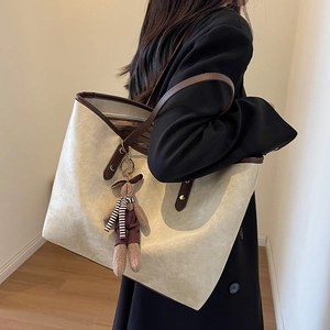 Grand sac cabas beige minimaliste avec bordure en cuir marron et breloque lapin