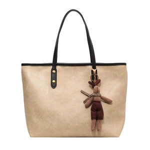 Sac fourre-tout crème minimaliste avec anses noires et pendentif lapin en peluche