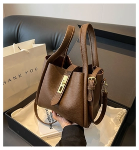 Vue détaillée du sac en cuir grainé marron avec fermoir métallique doré et élégant