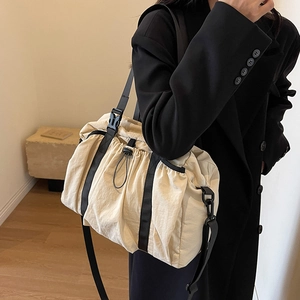 Große beige Falten-Reisetasche mit schwarzen Nylongurten und Tunnelzug-Detail