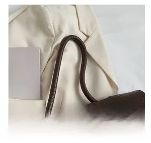 Détail de la poignée confortable en motif crocodile sur le sac cabas marron foncé