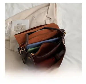 Vue détaillée du grand sac cabas marron effet croco montrant l'espace de rangement interne