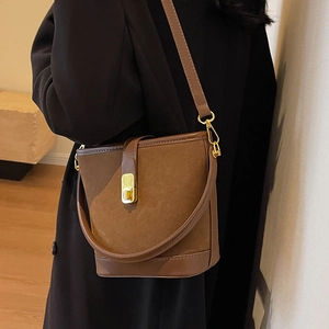 Sac seau rétro marron foncé en daim avec fermoir doré et bandoulière pour femmes
