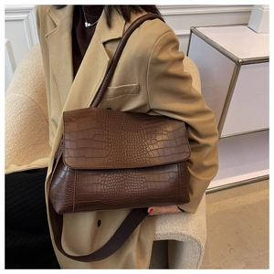 Détail du grand sac cabas marron foncé à motif crocodile avec large bandoulière