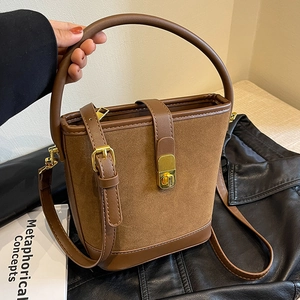 Sac seau rétro en daim marron avec fermoir doré et poignée pour la mode d'automne