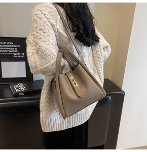 Gros plan d'un sac seau vintage en cuir taupe avec une finition grainée de qualité
