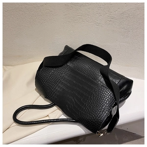 Détail du sac cabas noir à texture crocodile avec large bandoulière et métal doré