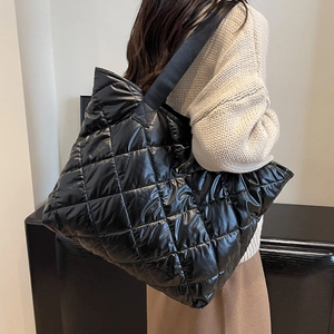 Large capacity black quilted tote bag with classic diamond pattern for women's fashion