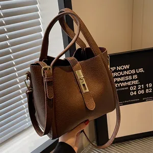 Sac Seau en Cuir PU à Motif Litchi Vintage pour Femmes Petit Sac Bandoulière Polyvalent Avec Fermoir en Métal Doré Main