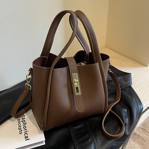 Sac seau vintage en cuir grainé marron foncé avec fermoir doré et fine bandoulière