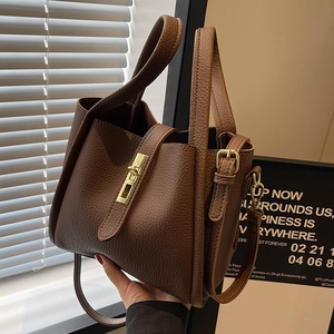 Sac seau en cuir grainé marron caramel avec fermoir doré et bandoulière réglable